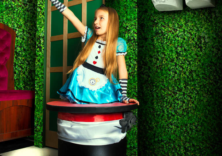 Alice escape room